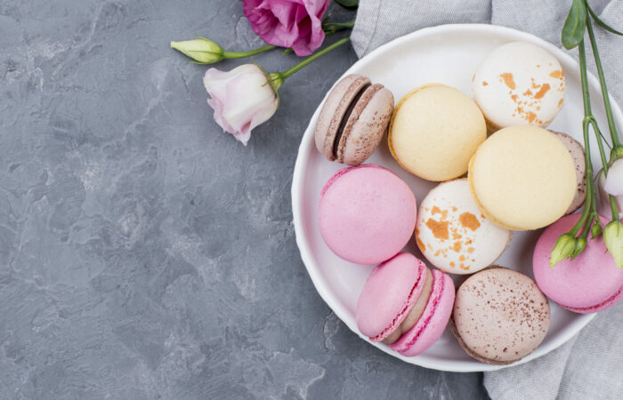 Feature image for the article on custom macaron boxes