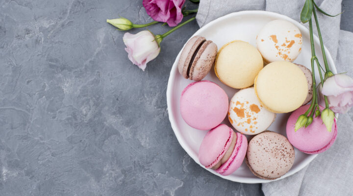 Feature image for the article on custom macaron boxes